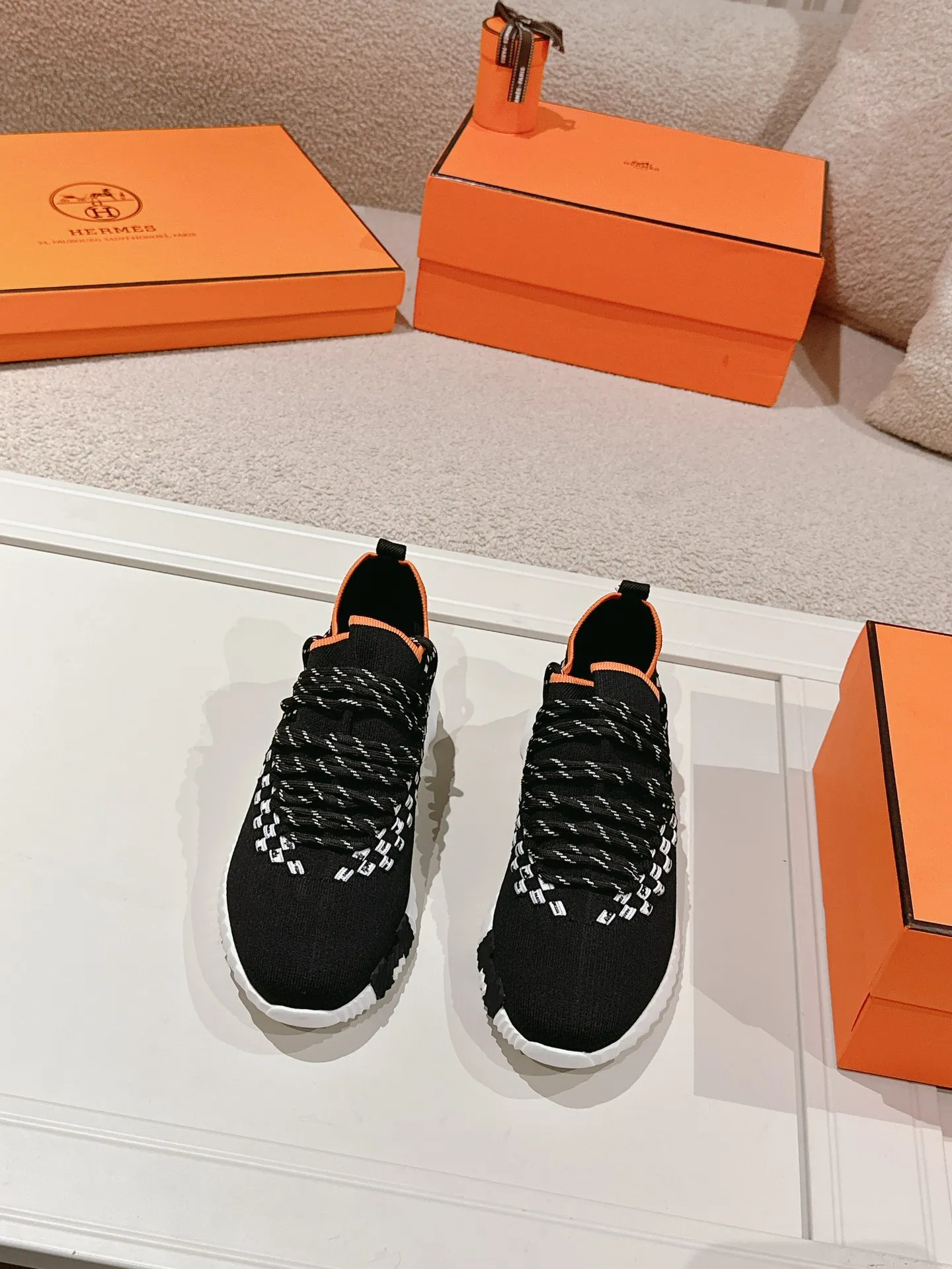 Men's shoes 💰600💰 Hermes top version # Hermès H family classic couple's casual sports shoes Couple's casual sports dad shoes combine high-tech canvas and suede goatskin, and are decorated with an exaggerated "H" letter on the rubber sole. The italic design and bright colors show vitality and continue the brand's design inspiration. Stroll around the city lightly and feel free and comfortable. Exquisitely packaged at the delivery counter 🛍📦 Fabric: Original special material and cow suede Lining: Customized breathable mesh Outsole: Open-molded TPU + rubber foam material Bottom thickness: 3CM Size: 35-45